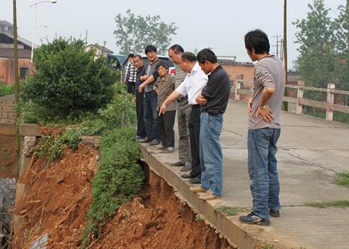 沅江市防指领导现场察看险情